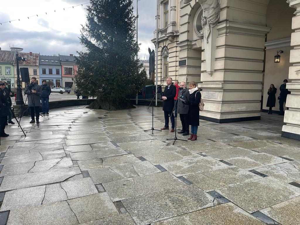 Zdjęcie Rynek - polonez 2024 (28)267d00f0-ef1f-41e2-a7c5-3df471e2a0e8.jpg w galerii Polonez na sądeckim rynku